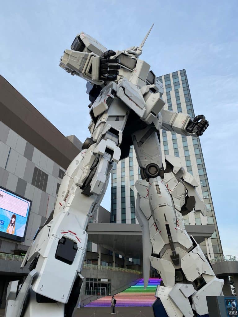 Die überlebensgroße Gundam Statue in Tokio