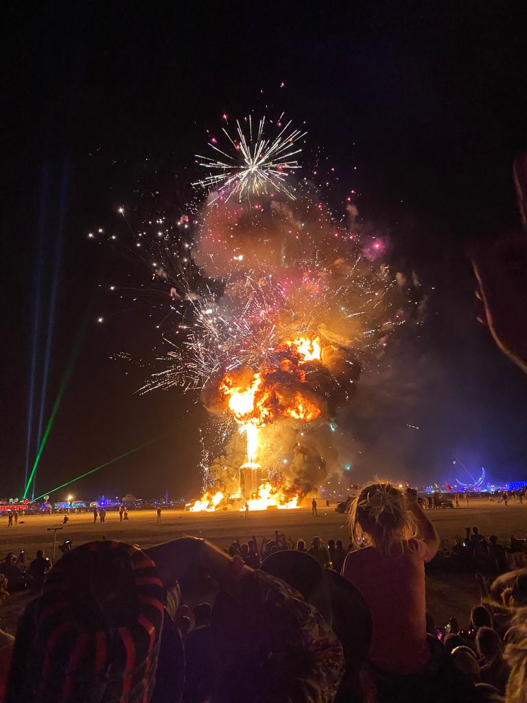 Feuerwerk um den verbrannten Mann auf dem Burning Man
